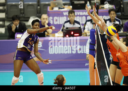 Kobe, Giappone. 9 maggio 2017. Kenia Carcaces (vol) di pallavolo : 2017 FIVB Pallavolo donna Club World Championship match tra Volero Zurigo 3-0 Eczacibasi Istanbul a Kobe, in Giappone . Credito: AFLO/Alamy Live News Foto Stock