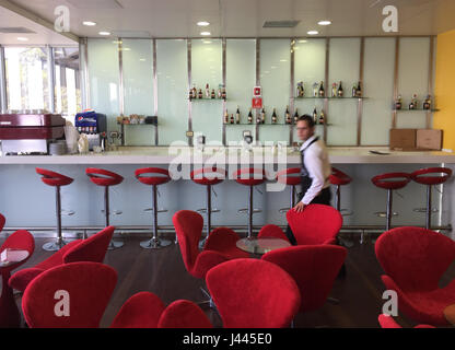 Merida, Venezuela. 06 apr, 2017. Immagine di un bar - è dotato di un banco di marmo e con mobili di design italiano - si trova in una stazione a monte della funivia, preso in Merida, Venezuela, 06 aprile 2017. Tuttavia ci sono molto pochi gli ospiti su più giorni. Crisi-strappato il Venezuela è volto ad attrarre turisti indietro con la più lunga del mondo e la funivia più alta. Il problema è che non ci sono i turisti. E la funivia non è ancora stato pagato. Foto: Georg Ismar/dpa/Alamy Live News Foto Stock