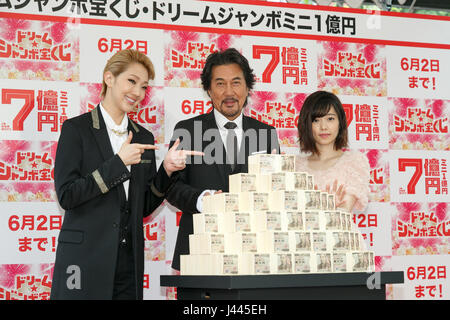 (L a R) celebrità giapponese Yuzuru Kurenai, Koji Yakusho e Haruka Shimazaki, posa per telecamere con 700 milioni di yen (circa 6,151,600 dollari in contanti durante il sogno annuale Jumbo lotteria pubblica il 10 maggio 2017, Tokyo, Giappone. Circa 200 persone schierate nelle prime ore del mattino per acquistare i biglietti della lotteria a Nishi Ginza stand di vendita che ha una reputazione per la vendita di biglietti vincenti in passato. Il primo premio in offerta è di 500 milioni di yen (circa 4,432,690 USD) e i biglietti costano 300 yen (2,65 USD) sono in vendita dal 10 maggio al 2 giugno in tutto il paese. (Foto di Rodrigo Reyes Marin/AFLO) Foto Stock