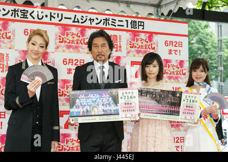 (L a R) celebrità giapponese Yuzuru Kurenai, Haruka Shimazaki e Koji Yakusho al fianco di lotteria ''dea della fortuna'' Yuki Someoka, posa per le telecamere durante un evento stampa per il sogno annuale Jumbo lotteria pubblica il 10 maggio 2017, Tokyo, Giappone. Circa 200 persone schierate nelle prime ore del mattino per acquistare i biglietti della lotteria a Nishi Ginza stand di vendita che ha una reputazione per la vendita di biglietti vincenti in passato. Il primo premio in offerta è di 500 milioni di yen (circa 4,432,690 USD) e i biglietti costano 300 yen (2,65 USD) sono in vendita dal 10 maggio al 2 giugno in tutto il paese. (Foto di Rodrigo Foto Stock