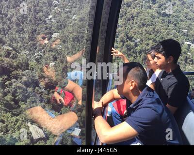 Merida, Venezuela. 06 apr, 2017. Immagine di una gondola della funivia presi in Merida, Venezuela, 06 aprile 2017. Crisi-strappato il Venezuela è volto ad attrarre turisti indietro con la più lunga del mondo e la funivia più alta. Il problema è che non ci sono i turisti. E la funivia non è ancora stato pagato. Foto: Georg Ismar/dpa/Alamy Live News Foto Stock