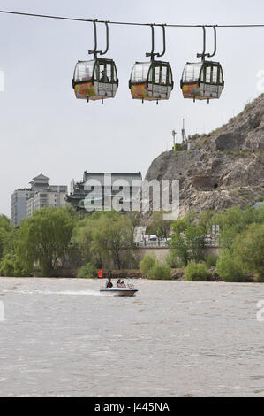 Lanzhou, la Cina della provincia di Gansu. 9 maggio 2017. I turisti prendono una gita in motoscafo sul Fiume Giallo a Lanzhou, capitale della Cina nord-occidentale della provincia di Gansu, 9 maggio 2017. Credit: ventola Peishen/Xinhua/Alamy Live News Foto Stock