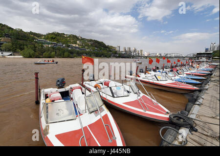 Lanzhou, la Cina della provincia di Gansu. 9 maggio 2017. Visite turistiche motoscafi sono ancorati sul Fiume Giallo a Lanzhou, capitale della Cina nord-occidentale della provincia di Gansu, 9 maggio 2017. Credit: ventola Peishen/Xinhua/Alamy Live News Foto Stock