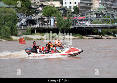 Lanzhou, la Cina della provincia di Gansu. 9 maggio 2017. I turisti prendono una gita in motoscafo sul Fiume Giallo a Lanzhou, capitale della Cina nord-occidentale della provincia di Gansu, 9 maggio 2017. Credit: ventola Peishen/Xinhua/Alamy Live News Foto Stock