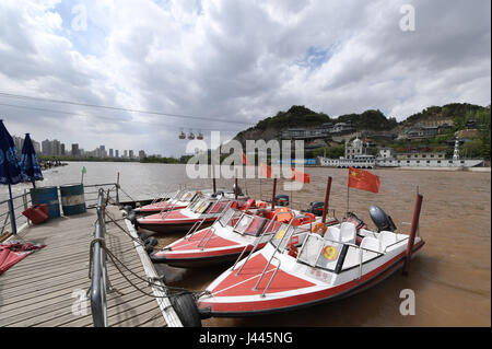 Lanzhou, la Cina della provincia di Gansu. 9 maggio 2017. Visite turistiche motoscafi sono ancorati sul Fiume Giallo a Lanzhou, capitale della Cina nord-occidentale della provincia di Gansu, 9 maggio 2017. Credit: ventola Peishen/Xinhua/Alamy Live News Foto Stock