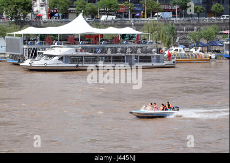 Lanzhou, la Cina della provincia di Gansu. 9 maggio 2017. I turisti prendono una gita in motoscafo sul Fiume Giallo a Lanzhou, capitale della Cina nord-occidentale della provincia di Gansu, 9 maggio 2017. Credit: ventola Peishen/Xinhua/Alamy Live News Foto Stock