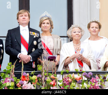 Re Willem-Alexander, Regina Máxima, Princess Beatrix e la principessa Mabel dei Paesi Bassi al balcone del Palazzo Reale di Oslo, il 9 maggio 2017, in occasione della celebrazione del re Harald e la regina Sonja'ottantesimo compleanno foto : Albert Nieboer / Paesi Bassi / point de vue fuori Olanda Out point de vue · nessun filo servizio · foto: Patrick van Katwijk/Olandese Photo Press/dpa Foto Stock