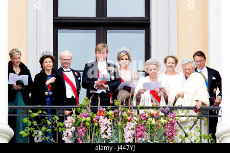 La principessa Sophie del Wessex, Regina Silvia e Re Carlo Gustavo di Svezia, Re Willem-Alexander, Regina Máxima, Princess Beatrix, Principe Constantijn e principessa Mabel dei Paesi Bassi e la principessa Astrid di Norvegia, al balcone del Palazzo Reale di Oslo, il 9 maggio 2017, in occasione della celebrazione del re Harald e la regina Sonja'ottantesimo compleanno foto : Albert Nieboer / Paesi Bassi / point de vue fuori Olanda Out point de vue fuori - nessun filo SERVICE - foto: Albert Nieboer/RoyalPress/dpa Foto Stock