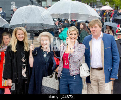 Re Willem-Alexander, Regina Máxima, Principessa Beatrice e la principessa Mabel dei Paesi Bassi arrivano al dock Honnørbrygga a Oslo, il 10 maggio 2017, per un pranzo presso il Royal Yacht Norge in occasione della celebrazione del re Harald e la regina Sonja'ottantesimo compleanno. Foto: Albert Nieboer / Paesi Bassi - nessun filo SERVICE - foto: Alber Nieboer/RoyalPress/dpa Foto Stock