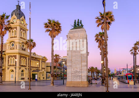 Adelaide, Australia - 11 Novembre 2016: Moseley Square con la Pioneer Memorial e il tram al tramonto. Moseley Square è un luogo storico e attrae una Foto Stock