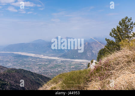 Vista dal monte chiampon alla pianura del Friuli-venezia giulia in Italia in primavera Foto Stock