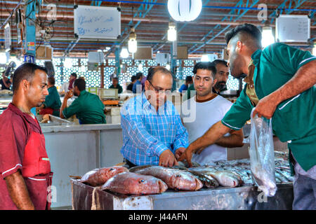 Bandar Abbas, Hormozgan Provincia, Iran - 16 aprile, 2017: iraniano pesce acquista nel mercato del pesce. Foto Stock