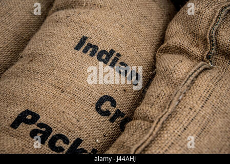 Sacchi di chicchi di caffè presso un importatore di caffè dal magazzino Foto Stock