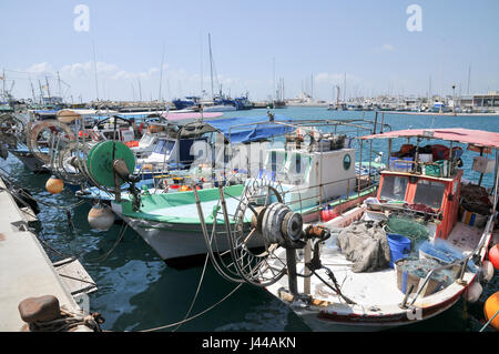 Barche da pesca nel vecchio porto di Limasol, Cipro Foto Stock