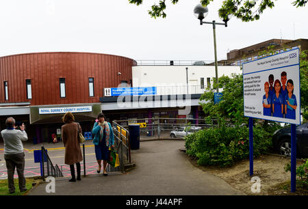 Vista generale della facciata della Royal Surrey County Hospital, con segno che giustificano la sua auto spese di parcheggio, Guildford, Surrey, Regno Unito. Foto Stock