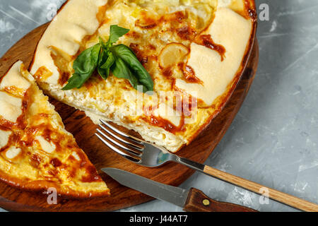 In casa francese si apre la torta con porri e formaggio. Quiche. Foto Stock