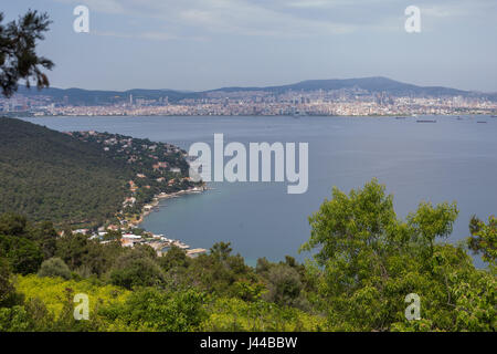 Vista verso Istanbul cityscape da una parte superiore di Buyukada Isola, Princess Islands, Istanbul, Turchia Foto Stock