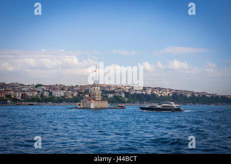 La barca si avvicina Maiden Tower (Kiz Kulesi) ad Istanbul in Turchia. Foto Stock