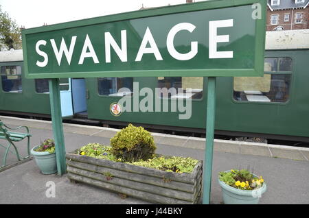 Il segno a Swanage stazione sul restaurato ferroviaria Swanage nel Dorset Foto Stock