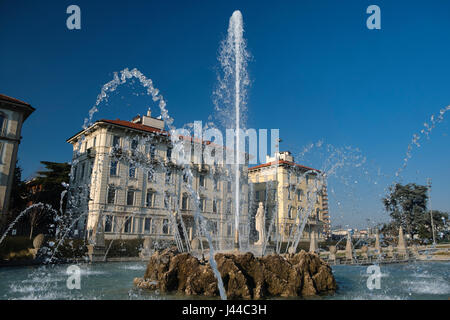 Milano (Lombardia, Italia): Fontana di Giulio Cesare Square, vicino alla nuova zona di Citylife Foto Stock