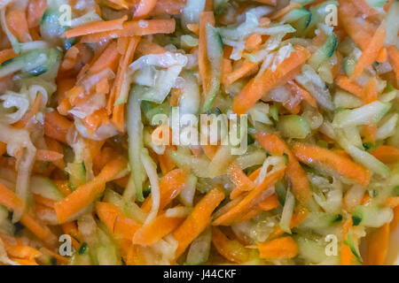 Fresco con insalata di cetrioli e carote sfondo Foto Stock