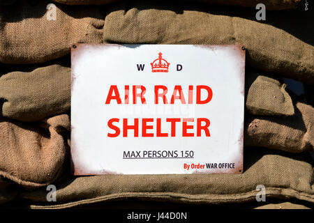 Una guerra mondiale 2 Air Raid Shelter firmare al 2017 Westbury trasporto e raccolta Vintage, Bratton, Wiltshire, Regno Unito. Foto Stock