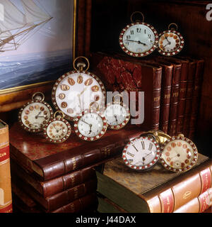 Fine del XIX secolo la sfera di vetro orologi con cuoio-libri rilegati circonda fatta con pasta colorata pietre Foto Stock