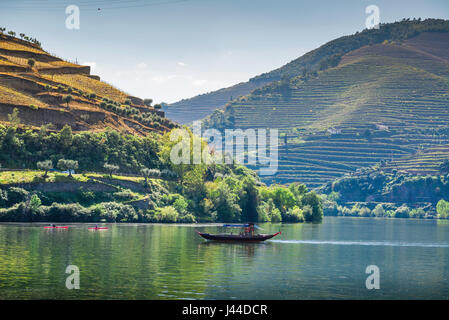 Fiume Douro Valley, un tradizionale rabelo boat che trasportano i turisti crociere fino al Rio Douro vicino al vino di Porto Città di Pinhao. Foto Stock