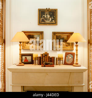 Mantelpiece con lampade vintage e arte Foto Stock