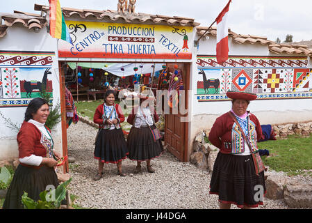 Cusco, Perù- Aprile 21, 2017: nativo donna peruviana stand nel centro di textil produzione in Cusco Peru Foto Stock