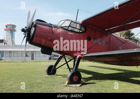 Un Antonov un biplano-2 sul display all aeroporto internazionale di Tirana Nënë Tereza (Madre Teresa). Noto anche come Rinas Aeroporto Internazionale, l'aeroporto si trova nel villaggio di Rinas a nord-ovest di Tirana in Albania il solo aeroporto internazionale. Foto Stock