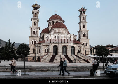 Il cristiano ortodosso di risurrezione Cattedrale è il principale punto di riferimento nella città di Korce. L'Albania ha una popolazione di poco più di 3 milioni di euro, solo un terzo di tutti gli albanesi nel mondo a causa della migrazione negativo. Vicino a 60% della popolazione è di religione musulmana, vicino al 20% di disoccupati e il 15% al di sotto della soglia di povertà. La fase di transizione da un regime comunista che ha iniziato negli anni novanta si è dimostrato difficile a causa di un elevato tasso di disoccupazione, la diffusa corruzione, infrastrutture fatiscenti e potente criminalità organizzata reti. Il paese è ancora uno dei più poveri in Europa. Foto Stock