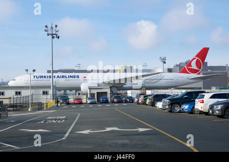 EVERETT, WASHINGTON, STATI UNITI D'AMERICA - gennaio 26th, 2017: un brand new Turkish Airlines Boeing 777-300ER MSN 60402, registrazione TC-ljk attesa per la riuscita di un volo di prova a Snohomish County Airport o Paine campo Foto Stock