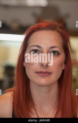 Un ritratto di una giovane donna con i capelli rossi. Foto Stock