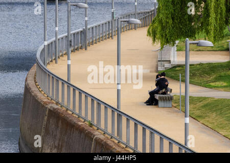 Giovane coppia baciando dal canale a Londra Inghilterra Unito Regno Unito Foto Stock