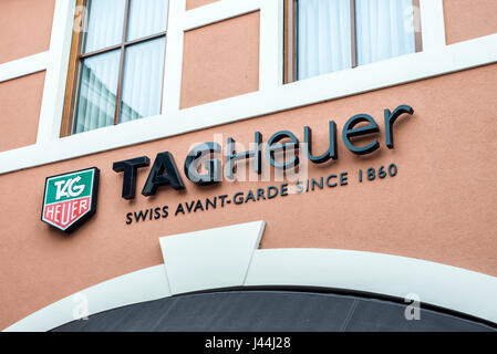 Roermond Paesi Bassi 07.05.2017 - Il logo del TagHeuer watch Store nel Mc Arthur Glen Designer Outlet Shopping area Foto Stock