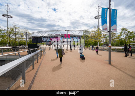 Le persone presso la Queen Elizabeth Olympic Park, Londra England Regno Unito Regno Unito Foto Stock