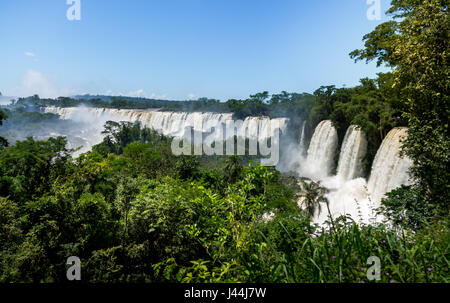 Cascate di Iguassù vista dal lato Argentino - Brasile e Argentina confine Foto Stock