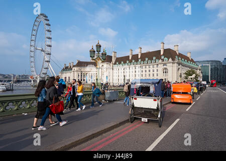 Rickshaws aspettando i turisti sul Westminster Bridge, Londra England Regno Unito Regno Unito Foto Stock