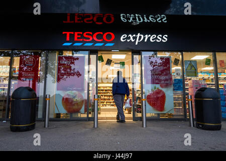 Tesco Express store in Stratford, Londra, Inghilterra, Regno Unito Regno Unito Foto Stock