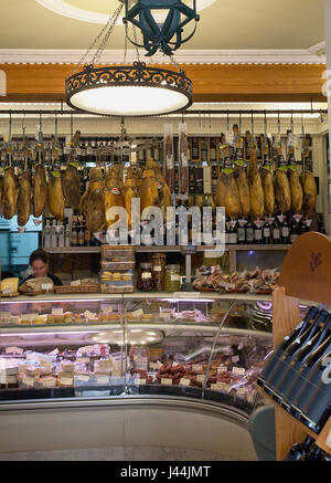 Il Portogallo, Estredmadura, Lisbona, Baixa, interni di delicatessen con appesi prosciutti Presunto Foto Stock