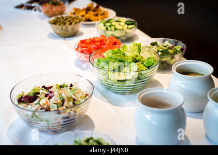 Varietà di insalate fresche bocce su un tavolo da buffet cena aziendale Foto Stock