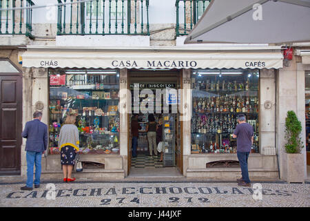 Il Portogallo, Estremadura, Lisbona, Baixa, esterno del negozio di articoli da regalo vendita di cioccolatini e vini. Foto Stock