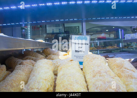 Il Portogallo, Estremadura, Lisbona, Baixa, visualizzazione della pasticceria locale. Foto Stock