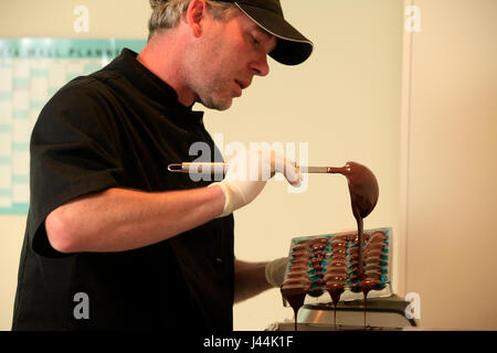 Foto di Tim Cuff - 14 dicembre 2016 - Chocoyo proprietario e creatore di cioccolato Joann Martichon al lavoro a Nelson, Nuova Zelanda: Foto Stock