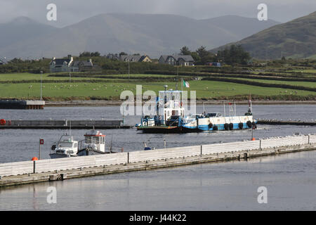 Dio incontrato Ons III, il passeggero e il traghetto per auto tra Renard Punto e Valentia Island, nella contea di Kerry, Irlanda. Foto Stock