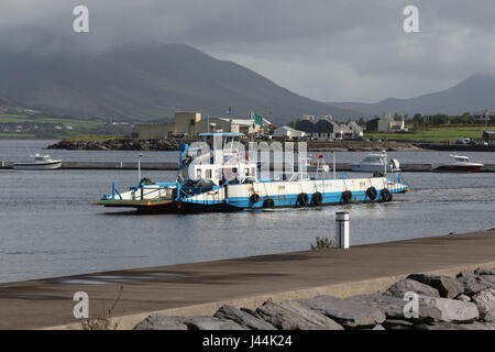 Dio incontrato Ons III, il passeggero e il traghetto per auto tra Renard Punto e Valentia Island, nella contea di Kerry, Irlanda. Foto Stock