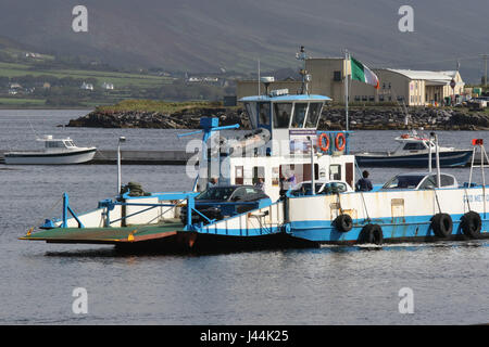 Dio incontrato Ons III, il passeggero e il traghetto per auto tra Renard Punto e Valentia Island, nella contea di Kerry, Irlanda. Foto Stock