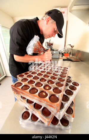 Foto di Tim Cuff - 14 dicembre 2016 - Chocoyo proprietario e creatore di cioccolato Joann Martichon al lavoro a Nelson, Nuova Zelanda: Foto Stock