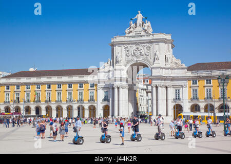 Il Portogallo, Estremadura, Lisbona, Baixa, Praca do Comercio, Segway tour guidato della piazza con la statua equestre del re Jose e Rua Augusta triumpha Foto Stock